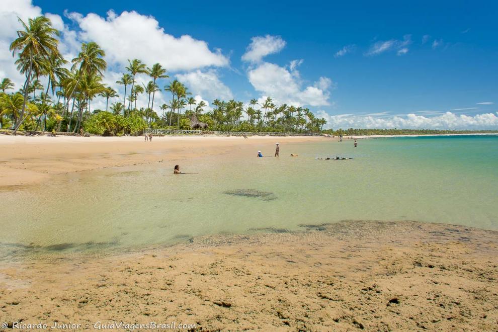 Imagem de pessoas curtindo férias na linda Praia de Taipu de Fora.